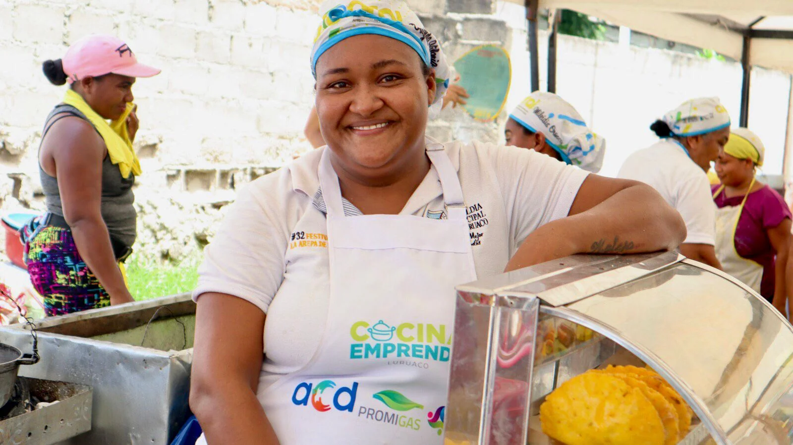 Sabor, tradición y emprendimiento: Dos empresas trabajan junto a 30 matronas de Luruaco para fortalecer la tradición de la arepa con huevo